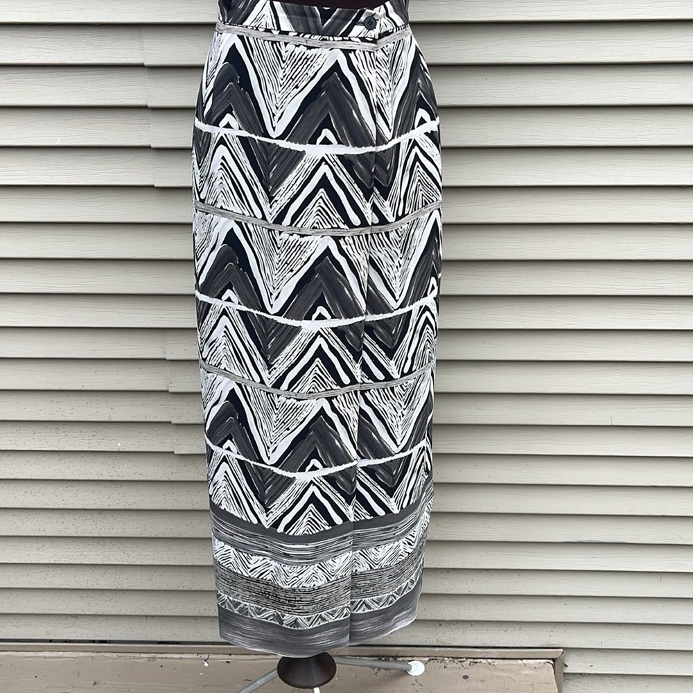 Chaus wrap skirt in gray black and cream colors size 8